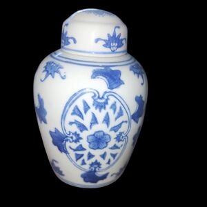 Blue And White Asian  vinGinger jar